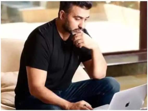 এছাড়াও খবর, রাজ এই মামলায় গ্রেফতারি এড়াতে ঘুষও দিয়েছিলেন বলে অভিযোগ।