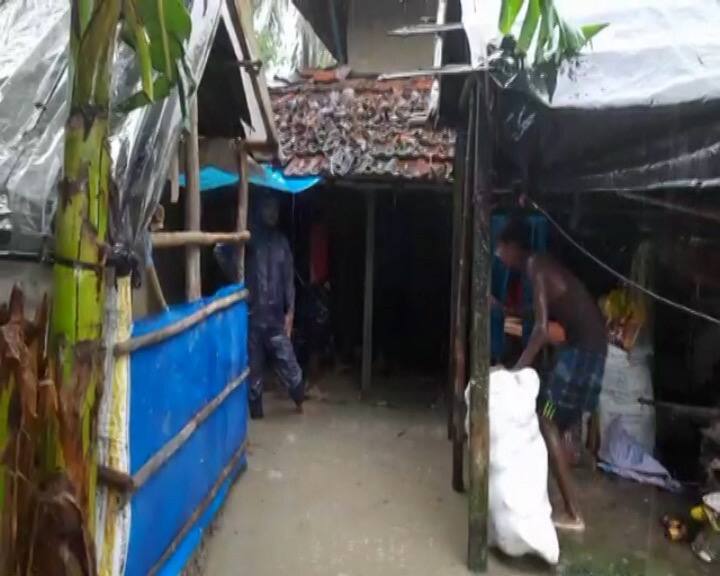 সুন্দরবন উপকূলে নদী ও সমুদ্র বাঁধে ক্ষতির আশঙ্কা করছেন গ্রামবাসীরা।