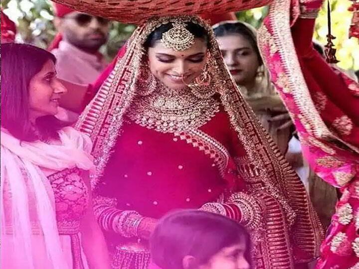 दीपिका पादुकोण ने अपनी शादी के लिए लाल लहंगा चुना था जिसे उन्होंने क्लासी चोकर नेकलेस, मांगटीका, लाल चूड़ा, कलीरे और ट्रिडिशनल नथ के साथ स्टाइल किया था. उनके लहंगे के दुपटे पर देवनागरी में लिखा था 'सदा सौभाग्यवती भव'. मीडिया रिपोर्ट की मानें को दीपिका के सब्यसाची लहंगे की कीमत लगभग 8.95 लाख रुपये थी.