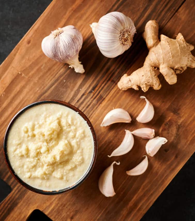 Do not want to make ginger garlic paste everyday, so make and store it like this, it will not spoil for weeks Kitchen Hacks: रोज-रोज नहीं बनाना चाहते अदरक लहसुन का पेस्ट, तो इस तरह बनाकर स्टोर करें, हफ्तों तक खराब नहीं होगा