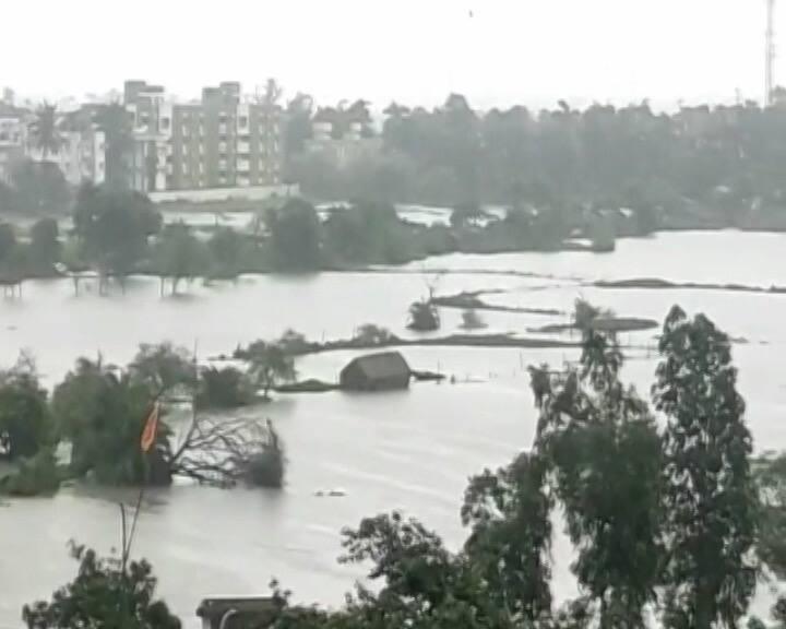 ডায়মন্ড হারবার, কাকদ্বীপ-সহ বেশ কিছু এলাকায় জল জমেছে। গৃহবন্দি স্থানীয় বাসিন্দারা। দোকানপাট বন্ধ।