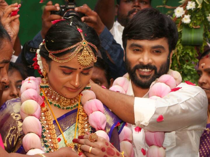 கடந்த சில ஆண்டுகளாக சினேகன் மற்றும் கன்னிகா ரவி காதலித்து வந்த நிலையில் பெற்றோர் சம்மதத்துடன் தற்போது இந்த திருமணம் நடைபெற்றுள்ளது என்பது குறிப்பிடத்தக்கது.