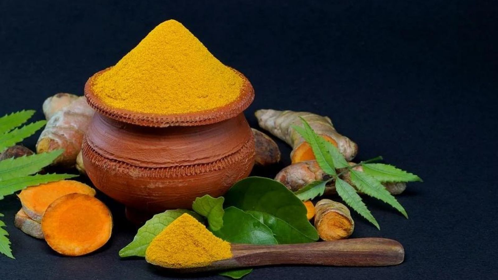 Turmeric Health Benefits: हल्दी के हैरान कर देनें वाले कई फायदे, जानिए