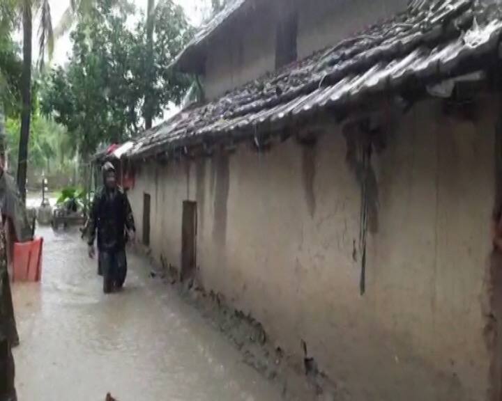 মেদিনীপুর পুরসভার পালবাড়ি এলাকায় বাড়ির ভিতরে জল ঢুকে যাওয়ায় নাকাল বাসিন্দারা।