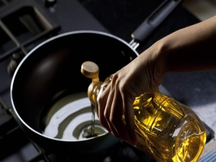 Do you also reuse the your cooking oil , know what are its disadvantages क्या आप भी पूरी-पकोड़े तलने के बाद कढ़ाई में बचे हुए तेल को दोबारा इस्तेमाल करते हैं, जानें इसके नुकसान  