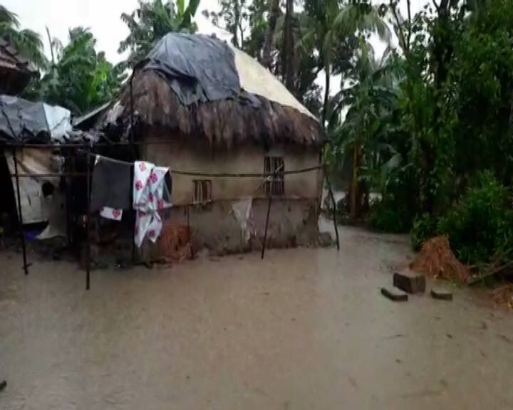 জলে ডুবেছে রাস্তাঘাটও। রাতভর বৃষ্টিতে জলমগ্ন তমলুক জেলা হাসপাতালও।