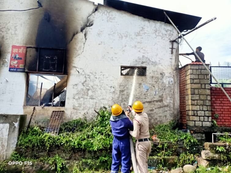 Advocate's house in Dharamsala catches fire, millions lost ਧਰਮਸ਼ਾਲਾ 'ਚ ਐਡਵੋਕੇਟ ਦੇ ਘਰ ਨੂੰ ਲੱਗੀ ਭਿਆਨਕ ਅੱਗ, ਲੱਖਾਂ ਦਾ ਨੁਕਸਾਨ 
