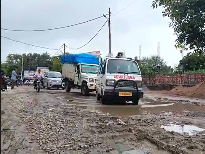 Unnao road in bad condition department negligence Unnao Uttar Pradesh ann उन्नाव शहर की ये सड़क दस वर्षों से है बदहाली का शिकार, पलायन को मजबूर हैं दुकानदार