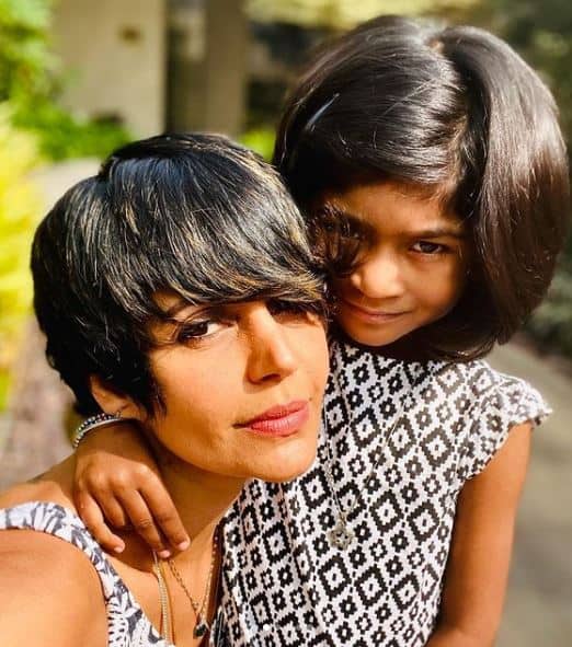 সোশ্যাল মিডিয়ায় তারার সঙ্গে বেশ কিছু আদুরে ছবি শেয়ার করে মন্দিরা লিখেছেন, '২৮ জুলাই। এক বছর হল তুমি আমাদের জীবনে এসেছ, মিষ্টি মিষ্টি তারা। তাই আজ তোমায় উদযাপন করব। এটা তোমার পঞ্চম জন্মদিন, আমি তোমাকে খুব ভালবাসি।' এই লেখার সঙ্গেই মন্দিরা হ্যাশট্যাগে লিখেছেন, 'বিগিন এগেইন'। ইনস্টা স্টোরিতেও বেশ কিছু ছবি পোস্ট করেছেন মন্দিরা।