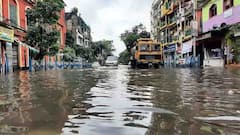 Kolkata Waterlogged: দফায় দফায় বৃষ্টিতে জলমগ্ন কলকাতা-সহ দক্ষিণবঙ্গ, আরও বৃষ্টির পূর্বাভাস