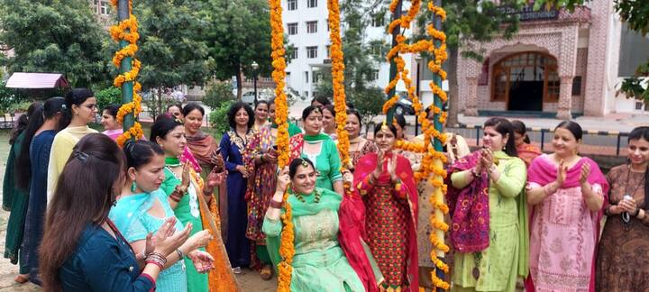 ਇਸ ਤਿਉਹਾਰ ਮੌਕੇ ਕੁੜੀਆਂ, ਔਰਤਾਂ ਇਕੱਠੀਆਂ ਹੋਕੇ ਗਿੱਧਾ ਪਾਉਂਦੀਆਂ, ਪੀਘਾਂ ਝੂਟਦੀਆਂ ਹਨ।