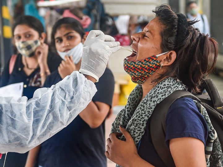Covid 19 Updates India: New COVID Cases Rise Over 44K Mark India Reports 44,230 Fresh Infections 555 Fatalities Covid 19 Updates India: దేశంలో కొత్తగా 44,230 కరోనా పాజిటివ్ కేసులు, మరో 555 మరణాలు నమోదు