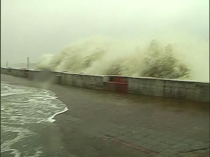 তবে পর্যটকদের জন্য এবার খুশির খবর। পর্যটকদের টানতে দিঘা শঙ্করপুর হোটেলিয়ার্স অ্যাসোসিয়েশন হোটেল বুকিংয়ে ছাড় দিতে চলেছে।