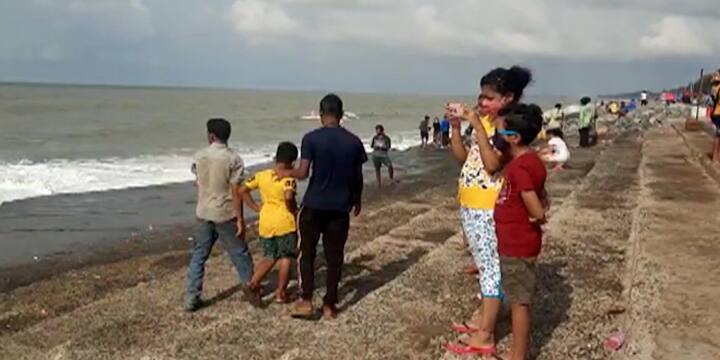 অবশ্য হোটেল ভাড়ায় কিছুটা ছাড় মিললেও, কোভিড বিধির ক্ষেত্রে কোনও রকম আপোস করা হবে না বলে হোটেল মালিকদের সংগঠনের তরফে জানানো হয়েছে।