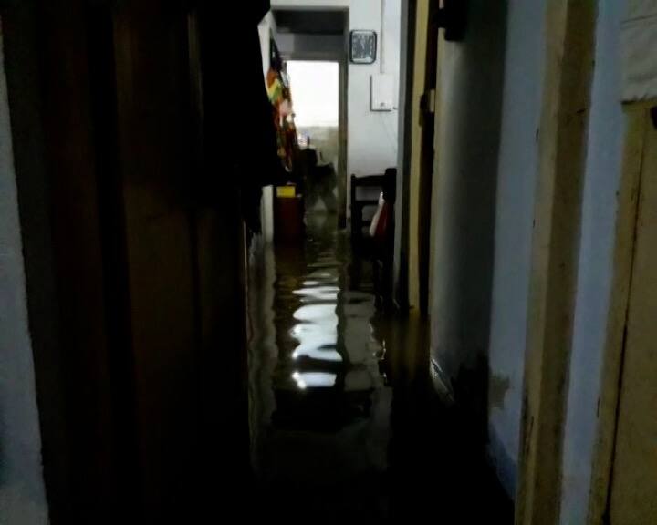 বাংলাদেশ উপকূলের ওপরে অবস্থান করছে সুস্পষ্ট নিম্নচাপ। দক্ষিণবঙ্গের ওপর দিয়েই নিম্নচাপ ক্রমশ সরছে পশ্চিমে। এই নিম্নচাপের জেরেই দক্ষিণবঙ্গ জুড়ে বৃষ্টি হচ্ছে।