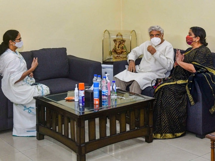 बॉलीवुड के मशहूर लेखक और गीतकार जावेद अख्तर ने गुरूवार को नई दिल्ली के दौरे पर आईं पश्चिम बंगाल की मुख्यमंत्री ममता बनर्जी से मुलाकात की. उनके साथ उनकी पत्नी शबाना आजमीं भी मौजूद थीं. बंगाल सीएम के साथ मुलाकात के बाद जावेद अख्तर ने कहा कि उन्हें लगता है कि कुछ बदलाव आने चाहिए.