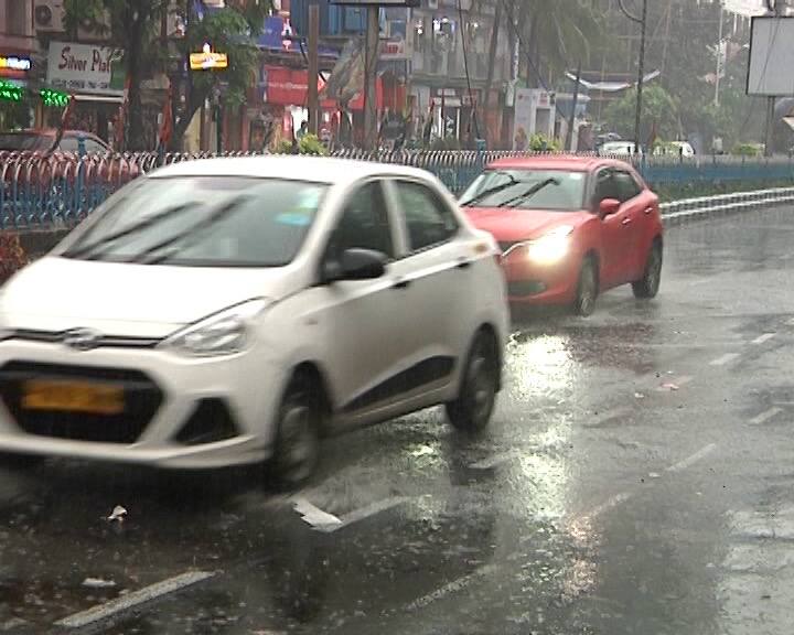 মেঘলা আকাশ, সকাল থেকে দফায় দফায় ভারী বৃষ্টি হচ্ছে।