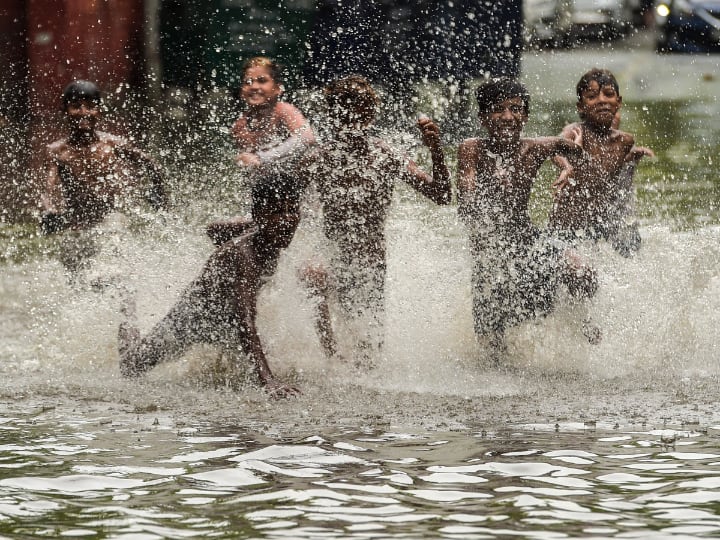 People From Parts Of Uttar Pradesh Move To Higher Ground As Water Rises In Ganga Yamuna Ganga, Yamuna Water Level Rises; People Move To Higher Ground