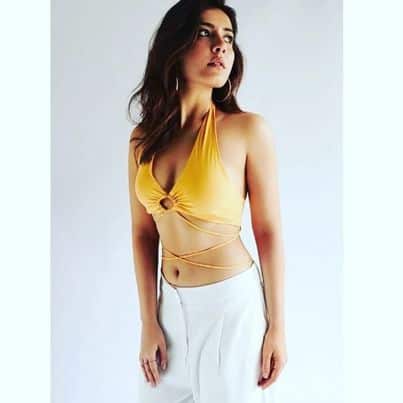 इन तस्वीरों में राशि ने अपनी टोन्ड बॉडी फ्लॉन्ट की. और उनकी हॉटनेस फैन्स का दिल धड़का रही हैं.  का लुत्फ