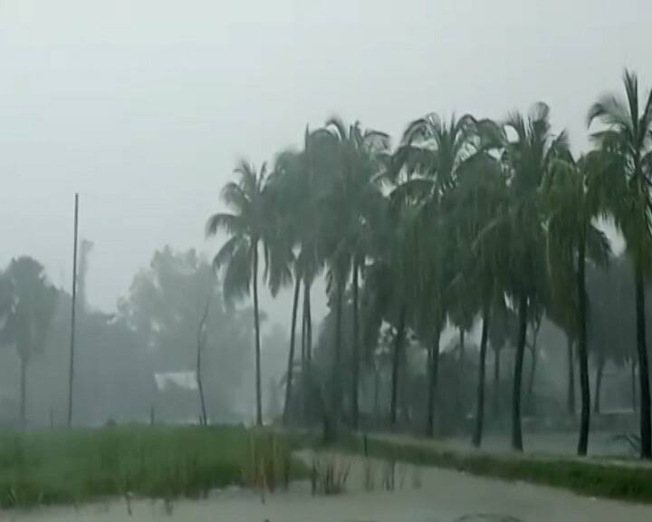 জলমগ্ন ক্যানিং মহকুমার বিস্তীর্ণ এলাকা। সরকারি অফিস, বাজার সর্বত্র জল জমেছে।