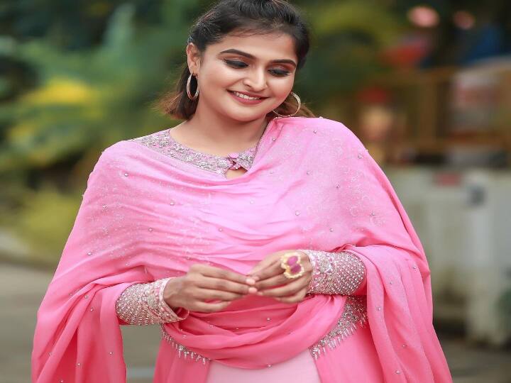 இதழ்கள் சொல்லவில்லை புரிந்தது கொஞ்சம் இது என்ன கனவா நிஜமா