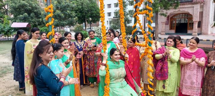 ਤੀਜ ਦਾ ਤਿਉਹਾਰ ਸਾਉਣ ਮਹੀਨੇ ਆਉਂਦਾ ਹੈ।