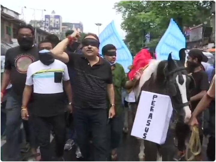 Pegasus Phone Tap Issue: पेगासस मुद्दे पर TMC नेताओं ने घोड़े के साथ निकाला जुलूस, मदन मित्रा ने आंखों पर काली पट्टी बांध जताया विरोध
