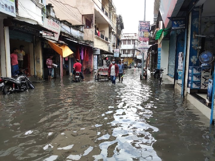 बारिश ने खोली गोरखपुर नगर निगम की पोल, तालाब में तब्दील हुई सड़कें, घरों में घुसा पानी