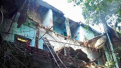 Building Collapses in Girish Park: গিরিশ পার্কে পুরনো বাড়ির বারান্দার একাংশ ভেঙে আহত ১