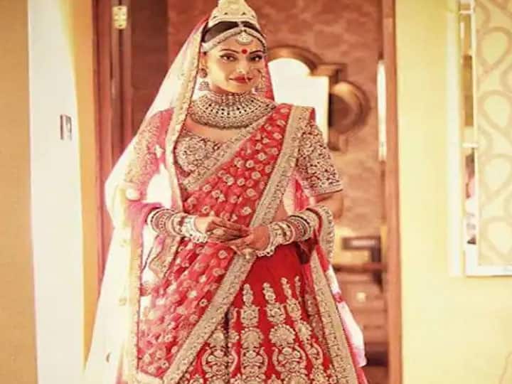 बॉलीवुड एक्ट्रेस बिपाशा बसु ने एक्टर करण सिंह ग्रोवर से शादी साल 2016 में की थी. एक्ट्रेस ने अपनी शादी वाले दिन रेड एंड गोल्ड कलर के लहंगे को चुना था जिसमें वो बेहद ही खूबसूरत दिखाई दी थीं. उनके शादी के जोड़े को सब्यसाची ने डिजाइन किया था और मीडिया रिपोर्ट की मानें तो इसकी कीमत 4 लाख रुपये बताई जाती है.