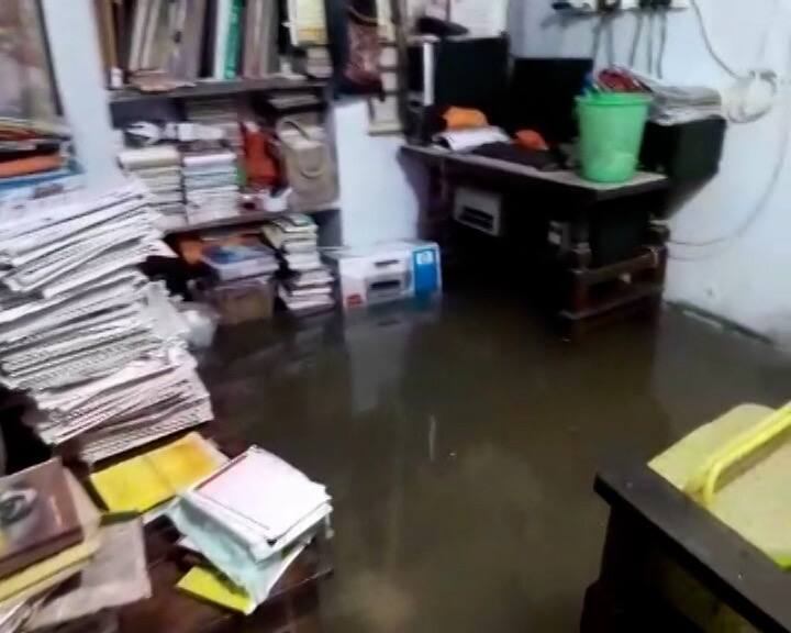 খড়গপুর শহরের কৌশল্যা মোড়, পুরাতন বাজার, আনন্দনগর, মালঞ্চ, ঝুলি, মিরপুর-সহ বিভিন্ন এলাকা জলমগ্ন। কোথাও বাড়ি ও দোকানে জল ঢুকেছে।