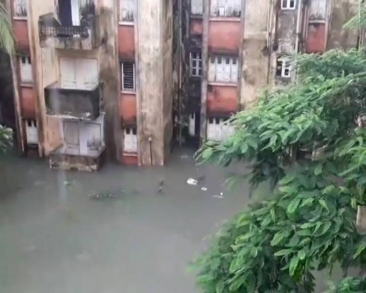 লাগাতার বৃষ্টিতে জল জমেছে মুক্তারাম বাবু স্ট্রিট, এম জি রোডে।