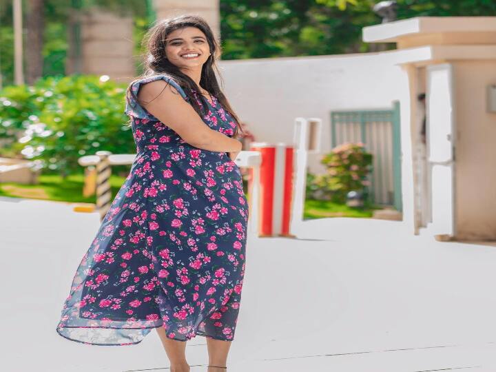 மிதந்து செல்ல வா மேக துண்டுபோல்..  கரைந்து செல்ல வா காற்று வீதியில்..