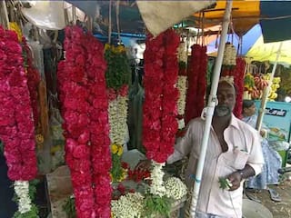 தேனி : ஆடி மாதத்திலும் ஆட்டம் காணும் பூ வியாபாரம்... விளைச்சல் இருந்தும் விவசாயத்தில் நட்டம்