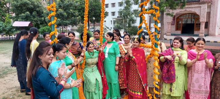 ਸਾਉਣ ਮਹੀਨੇ ਮੀਂਹ ਪੈਣ ਤੇ ਠੰਡੀਆਂ ਹਵਾਵਾਂ ਨਾਲ ਮੌਸਮ ਵੀ ਸੁਹਾਵਣਾ ਹੋ ਜਾਂਦਾ ਹੈ।