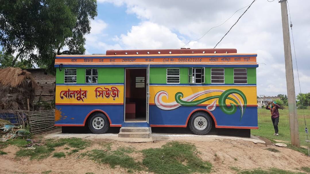 Birbhum শৈশবে ইচ্ছা করত বাসে চড়তে, পকেট সায় দিত না, তাই আস্ত 'বাস-বাড়ি' বানালেন এই মৃৎশিল্পী Birbhum Parui Riding bus not fulfilled due to poverty Idol maker makes bus-like house attracts onlookers Birbhum শৈশবে ইচ্ছা করত বাসে চড়তে, পকেট সায় দিত না, তাই আস্ত 'বাস-বাড়ি' বানালেন এই মৃৎশিল্পী