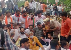 दिल्ली विधानसभा के मानसून सत्र से पहले बीजेपी ने केजरीवाल सरकार के खिलाफ किया प्रदर्शन