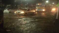 Weather Update: রাত বাড়ার সঙ্গে বাড়ছে বৃষ্টি, বাস-গাড়ির অপ্রতুলতায় সমস্যায় অফিস ফেরত যাত্রীরা