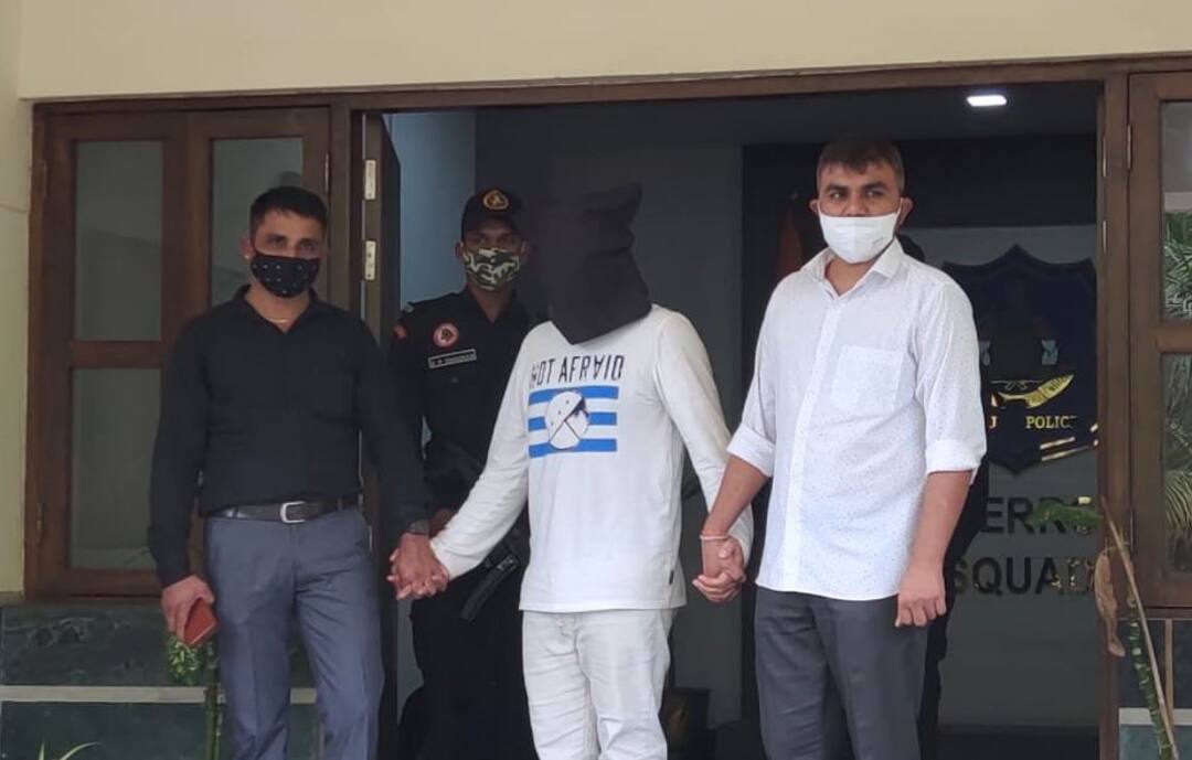 ATS arrested a wanted accused Shahid Sumra from Delhi Airport in connection of heroin worth over Rs 2500 crores 2500 કરોડના હેરોઇન કેસમાં વોન્ટેડ કચ્છના માંડવીના યુવકને એટીએસ દિલ્હીથી દબોચ્યો