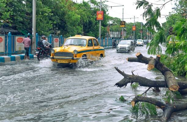 Weather Update: Heavy Rainfall forecast and red alert in six district, know in details Weather Update: অতি ভারী বৃষ্টির পূর্বাভাস, লাল সতর্কতা জারি রাজ্যের ৬ জেলায়