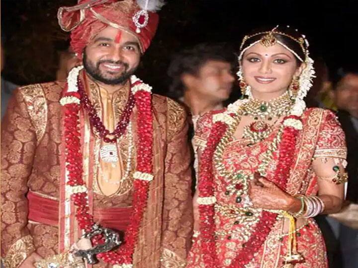 बॉलीवुड डीवा शिल्पा शेट्टी कुंद्रा अपने दुल्हन लुक में बहुत खूबसूरत लग रही थीं, उन्होंने लाल रंग की साड़ी पहनी थी, रिपोर्ट के मुताबिक उसकी कीमत 50 लाख रुपये थी. राज कुंद्रा के साथ शिल्पा की शादी ने सबका ध्यान खींचा. मीडिया रिपोर्ट की मानें तो उनकी शादी की अंगूठी की कीमत 3 करोड़ रुपये थी. मीडिया रिपोर्ट की मानें तो दूसरी ओर, उन्होंने जो मंगलसूत्र पहनी थी, उसकी कीमत 30 लाख रुपये है.