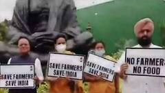 किसानों के मुद्दे पर संसद परिसर में कांग्रेस सांसदों का प्रदर्शन