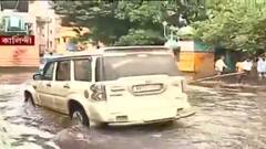 Rain in Kolkata: কালিন্দীতে রাস্তায় জল, ফুটপাথ দিয়ে চলছে বাইক
