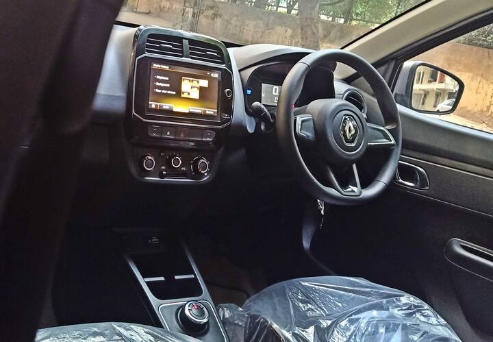 डिजाइन की वजह से S-Presso अंदर से अधिक हवादार लगती है और पीछे की सीट हेडरूम या लेगरूम पर भी प्रभावशाली है. Kwid छोटी लगती है लेकिन एक बड़े टचस्क्रीन के साथ एक रियर-व्यू कैमरा इसे खास बनाता है. एस-प्रेसो स्टीयरिंग कंट्रोल के साथ आती है जबकि दोनों एंड्रॉइड ऑटो / ऐप्पल कारप्ले के साथ स्मार्टफोन कनेक्टिविटी देते हैं.