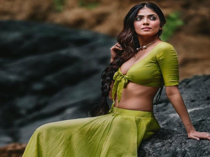 நீயும் இணை ப்யானோ பற்கள் மேலே வந்து ஆடும் மயிலானாய்… வண்ணம் இல்லா என் வாழ்விலே வர்ணம் மீட்டுகிறாய்…