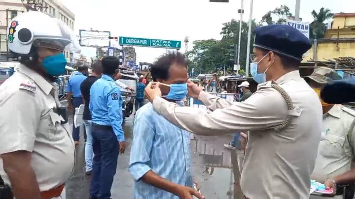 করোনা বিধিনিষেধ নিয়ে বর্ধমান জেলার বিভিন্ন থানা এলাকায় চলছে পুলিশের নজরদারি ও মাইকিং। বিলি করা হচ্ছে মাস্ক।