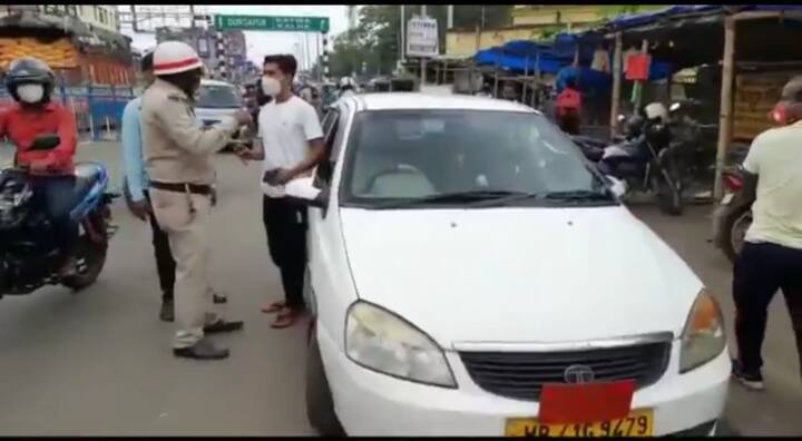 বর্ধমান শহরে ঢুকতে এবং শহর থেকে বেরতে পরতে হবে মাস্ক। এমনই কড়াকড়ি নিয়ম। ইতিমধ্যেই শহরের ২ জায়গায় নাকা চেকিং পয়েন্ট তৈরি করা হয়েছে। পড়ে শহরের বিভিন্নপ্রান্তে আরও নাকাচেকিং পয়েন্ট করা হবে বলে জানানো হয়েছে।