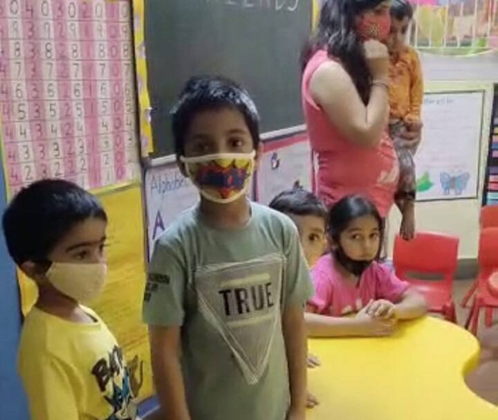 Ahmedabad junior school start offline education at School, video goes to viral Ahmedabad : કોરોના મહામારી વચ્ચે આ સ્કૂલે નાના ભુલકાઓને ભણવા સ્કૂલે બોલાવ્યા
