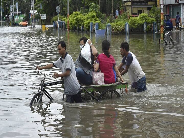 Bengal Roads submerged in water due to heavy rains people questioned the administration whose responsibility is it ANN बंगाल: कोलकाता में भारी बारिश के बाद डूबी सड़कें, लोगों ने प्रशासन पर उठाए सवाल, जिम्मेदारी किसकी?
