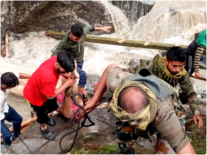 मोखटा ने बताया कि मौसम के कारण राज्य सरकार के हेलीकॉप्टर से शुक्रवार को मदद लेने की योजना बनायी गयी है. उन्होंने कहा कि उन्हें सड़क मार्ग से निकालना मुश्किल जान पड़ता है क्योंकि पांगी होकर गुजरने वाले मार्ग के शुक्रवार शाम तक तैयार होने की संभावना नहीं है तथा खराब मौसम के कारण जिले में कई रास्ते एवं पुल क्षतिग्रस्त हो गये हैं. पंजाब के होशियारपुर के पर्यटक रवींद्र सूद ने पीटीआई-भाषा को एसएमएस के जरिए कहा, ‘‘हाल में लाहौल घाटी के झलमान, शांसा और थिरोट क्षेत्रों में बादल फटने के कारण त्रिलोकीनाथ में 100 से अधिक और फूदान के गांवों में 35 से अधिक पर्यटक फंसे हुए हैं.’’